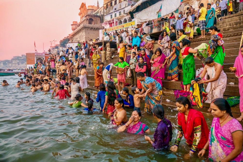 Emberek Varanasiban a Gangeszben fürdenek