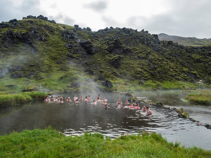 Landmannalaugar természetes termálfürdő medence Izlandon a Laugavegur trekking útvonalán