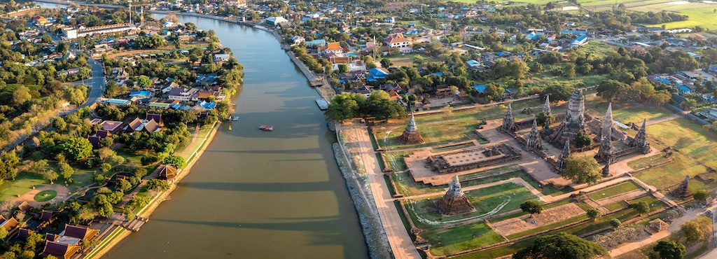 Ayutthaya hajózható folyók mentén fekszik
