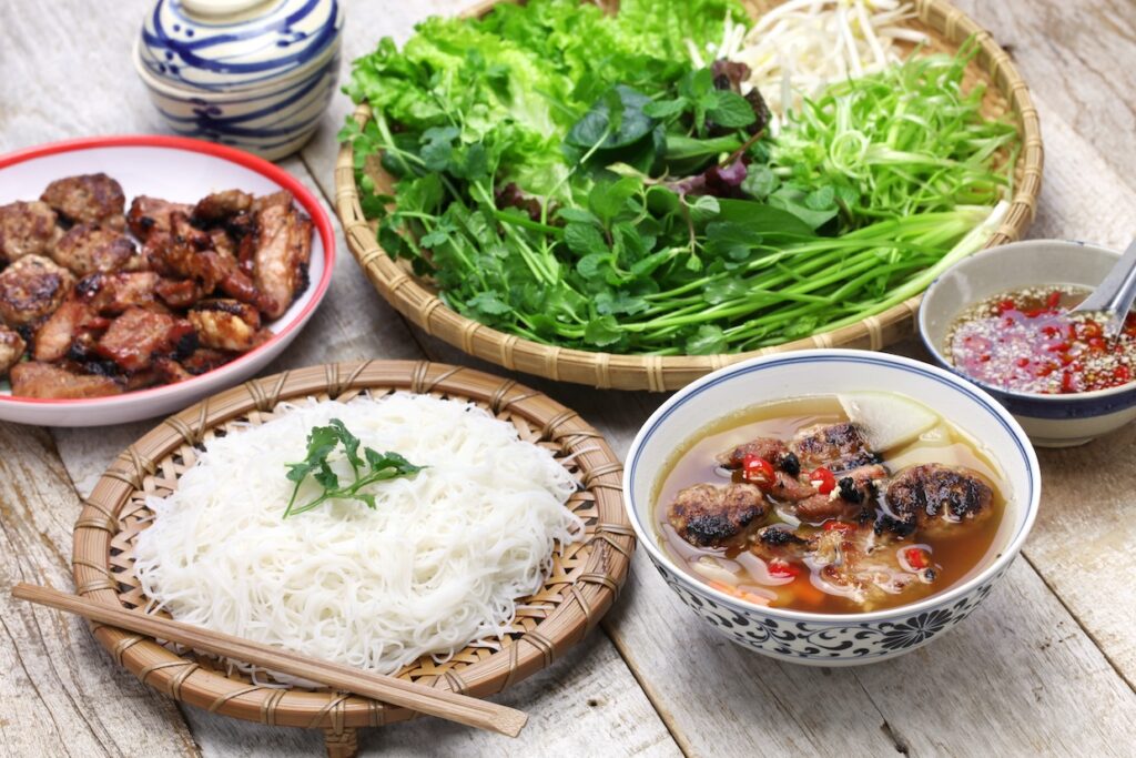 Bún chả vietnámi konyha ételek elkészítése