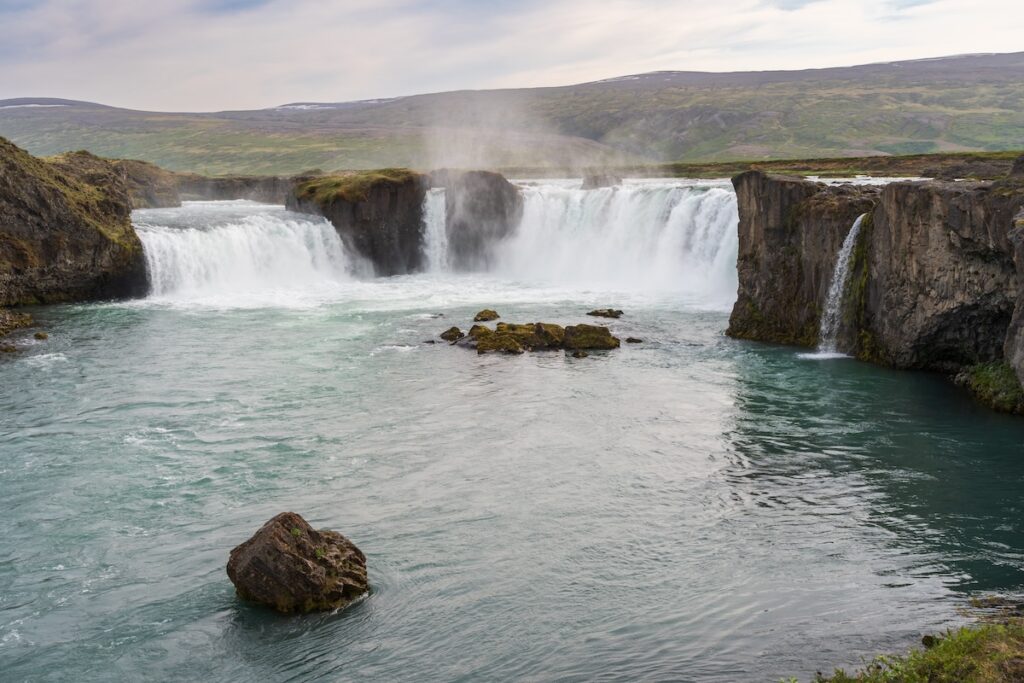 HÍres izlandi helyszínek legendái a Goðafoss vízesés