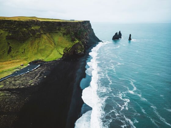 Az izlandi Reynisfjara tengerpart sziklái