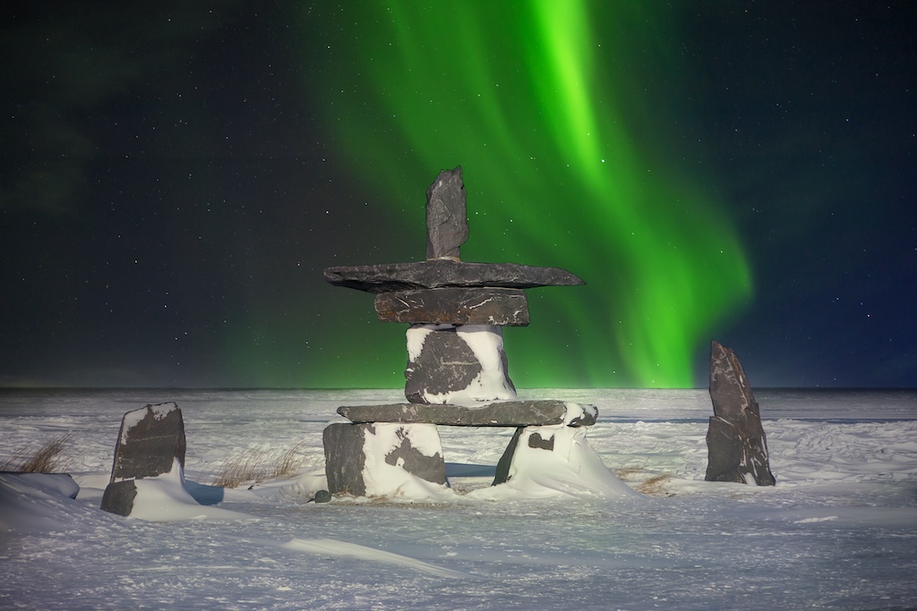Inuit jelzőkő és a sarki fény