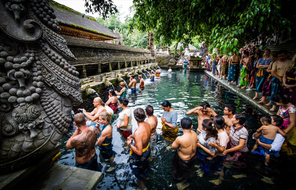 Balinéz ünnepek turistákkal