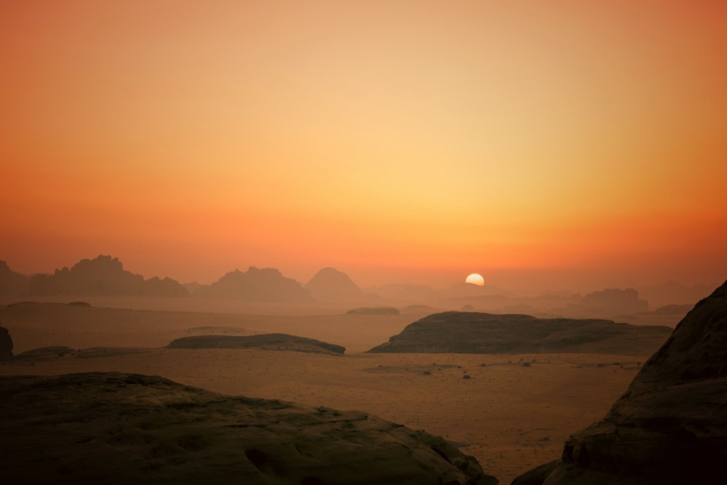 Sivatagi naplemente Akaba mellett