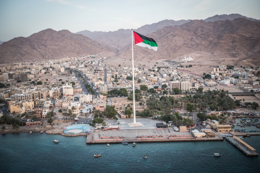 Akaba városa a Jordán zászlóval