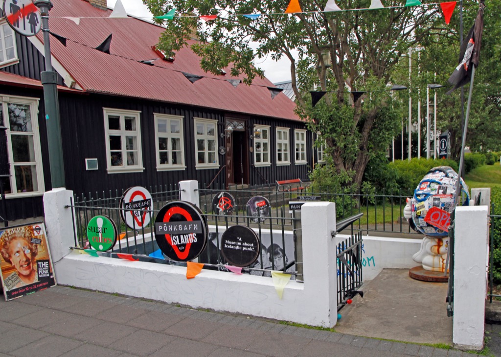 Punk Múzeum Reykjavík egy nyilvános vécéjében