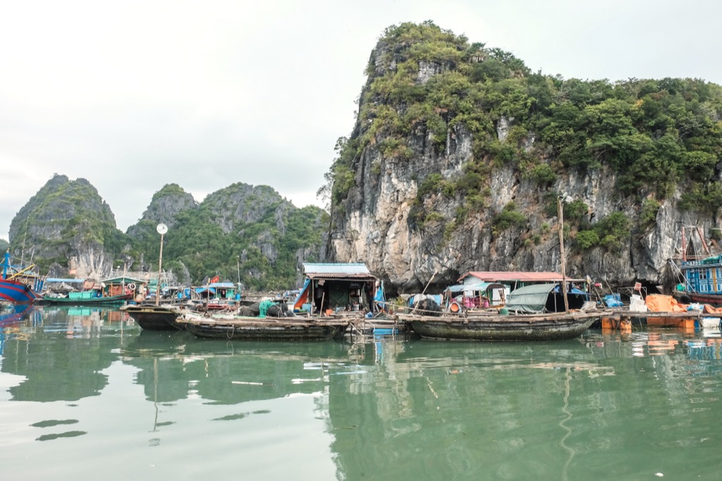 Ha Long-öböl úszó falva a Cua Van