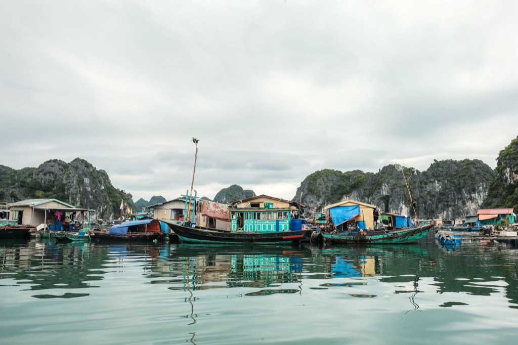 Ha Long-öböl úszó falva a Cua Van