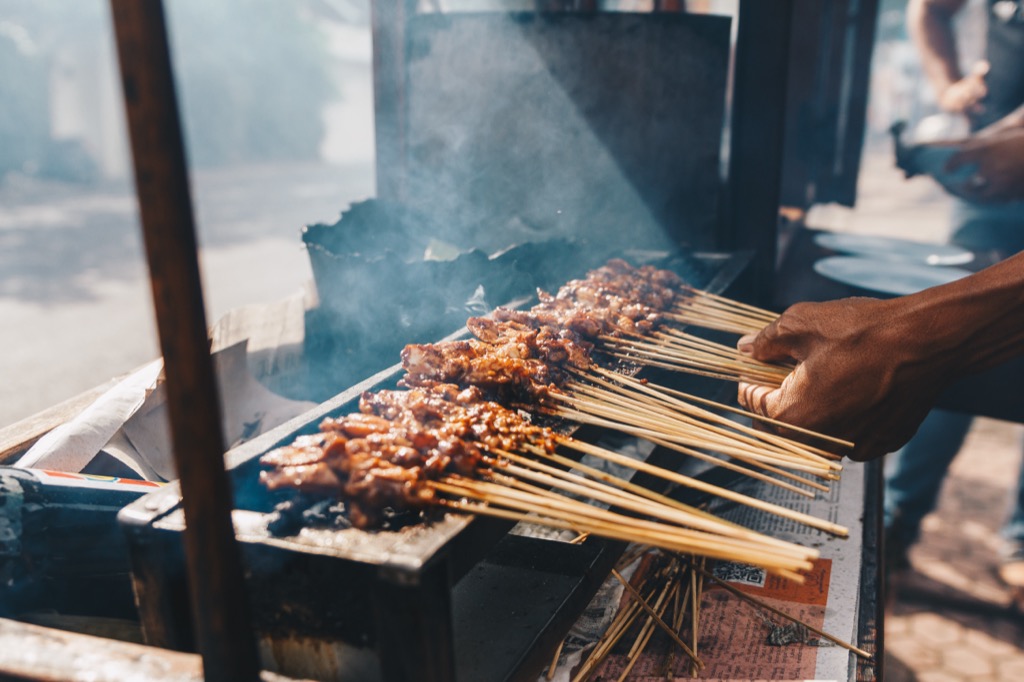 sate sütés az utcán - a balinéz gasztronómia része