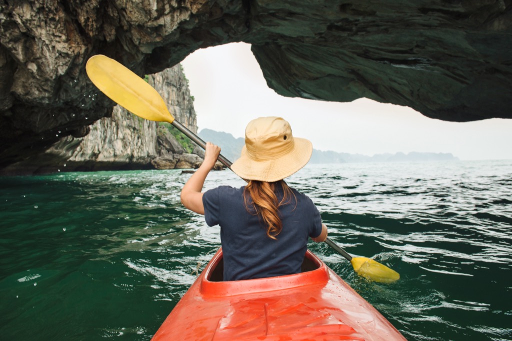 Kajakozás a Ha Long-öbölben