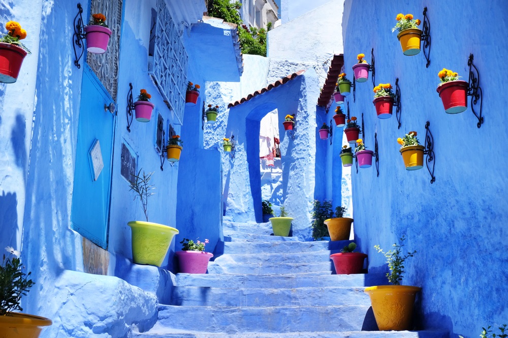 Kék utca Chefchaouen városban Marokkóban