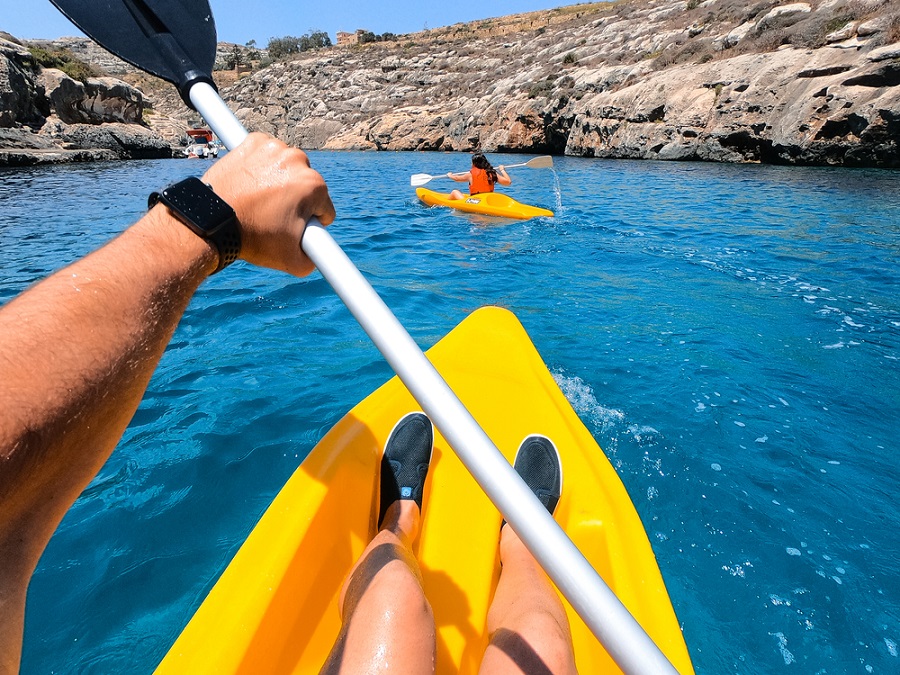 Tengerikajakozás Máltán Gozo partjainál