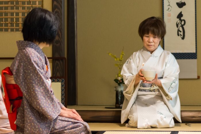 Japán teaceremónia mester előkészíti a teaszertartást