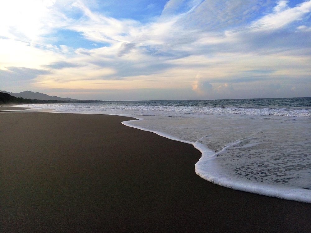 Costa Rica tengerpart fekete homokkal