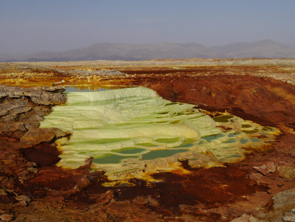 Dallol kénes, vasas, sós geológiája
