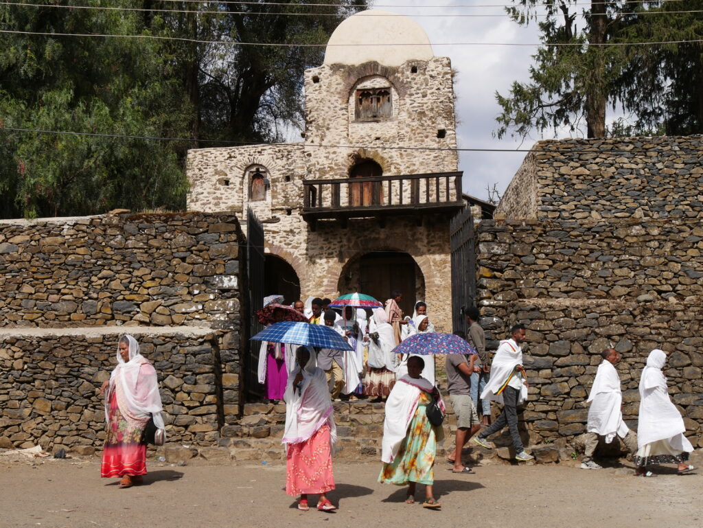 Istentisztelet után gondari hívők jönnek ki a Debre Birhan Szelasszié templomból