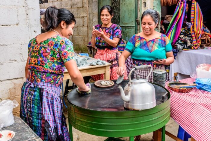 Guatemalában maja hölgyek főznek