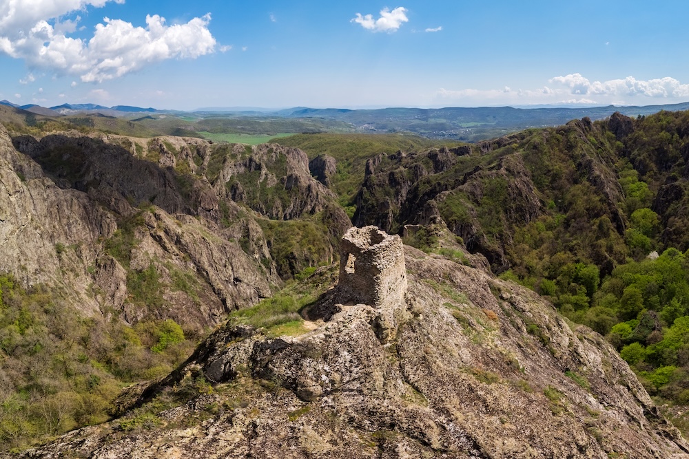Ősi erőd romja a Birtvisi-kanyon egy magaslatán