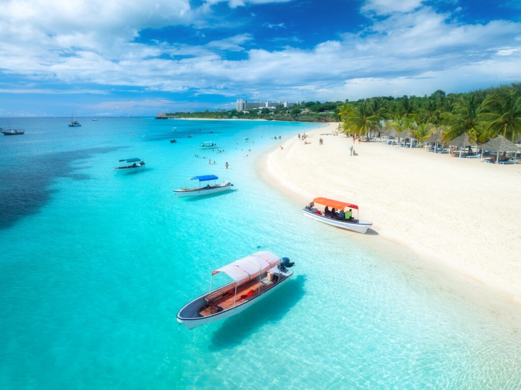 Tanzánia szigetei, zanzibári homokos tengerpart csónakokkal