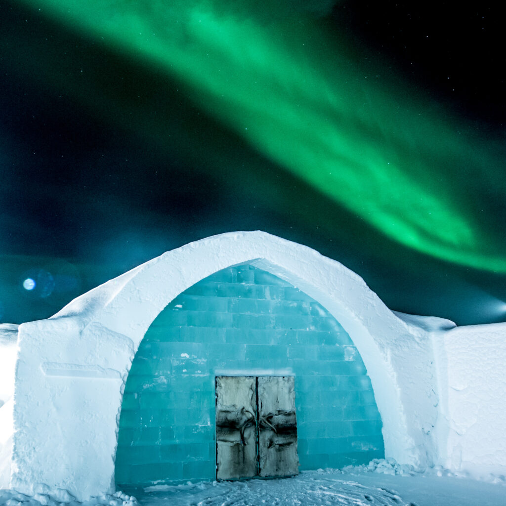 Icehotel iglu Svédországban, a háttérben sarki fény