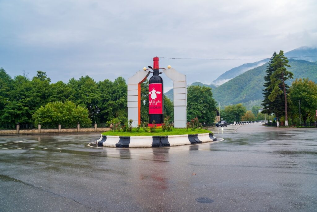 A Kvanchkara félszáraz vörös grúz bor emlékműve 